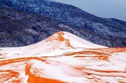 Tuyết rơi ở sa mạc Sahara: Đúng là trên đời chuyện gì cũng có thể xảy ra