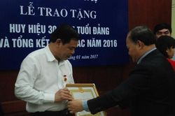 Bộ trưởng Nông nghiệp và Phát triển nông thôn nhận Huy hiệu 30 năm tuổi Đảng