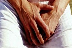 Cụ ông bị chị hàng xóm cắt 'của quý'