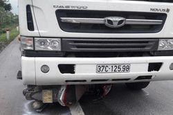 Xe máy kẹp ba lao vào ô tô, ba thanh niên nguy kịch