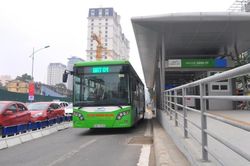 Có phân cách cứng, buýt nhanh hết bị ô tô tranh đường
