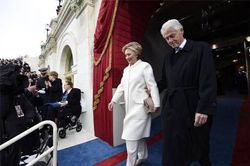 Bà Clinton tươi cười đến dự lễ nhậm chức của ông Trump