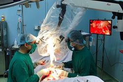 Tông vào dải phân cách, thanh niên đứt lìa… dương vật
