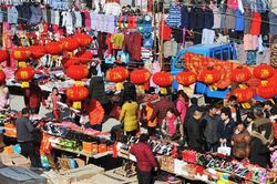 Người dân Trung Quốc bận rộn mua sắm Tết