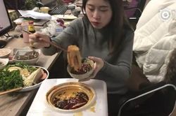 Cô gái nấu lẩu bằng bình nước ngay trong văn phòng