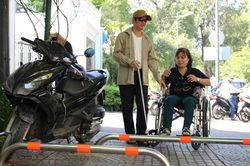 Barie trên vỉa hè Sài Gòn làm khó người khuyết tật