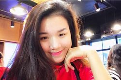 Nữ nhân viên hát tại cửa hàng điện thoại được yêu mến