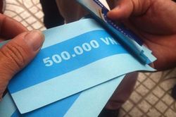 Rút tiền ATM, khách nhận được giấy in số 500.000 VNĐ