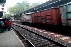Hàng trăm người kinh ngạc vì pha thoát chết kỳ lạ dưới đường tàu