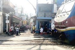 Xem thường hiểm họa tai nạn đường sắt