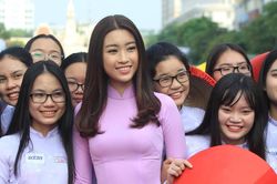 Hoa hậu Mỹ Linh cùng hàng ngàn bạn trẻ đồng diễn áo dài trên phố đi bộ