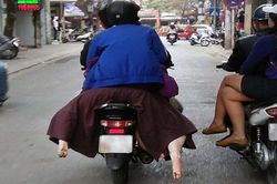 Ảnh 'khó đỡ' của chị em trước thềm mùng 8/3
