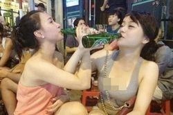Khó coi cảnh chị em 'chén chú chén anh' chẳng kém đàn ông