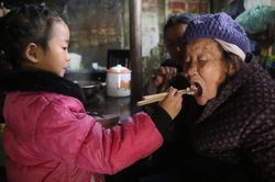 Cô bé 5 tuổi một mình gánh vác việc gia đình