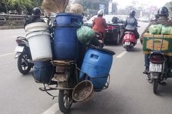Tận thấy xe máy cũ nát, không biển số tràn lan ở Thủ đô