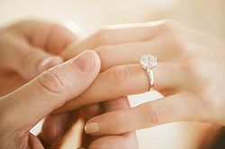 Mẹo giữ nhẫn cưới luôn sáng bóng như mới