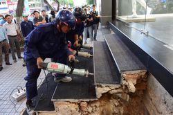 Hàng loạt bậc tam cấp khách sạn 5 sao ở quận 1 bị đập bỏ