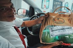 Bán bưởi trên xe taxi, đằng sau hình thức kinh doanh gây sốt là sự thông minh đầy tình người