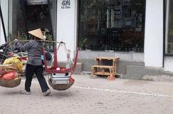 Bắc 'thang' vào nhà sau khi dỡ bậc tam cấp cao cả mét