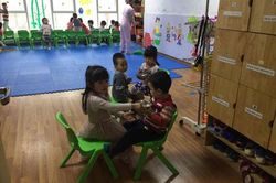 Xem lại việc cấp phép cho các cơ sở mầm non: Tồn tại nhờ trường công quá tải?
