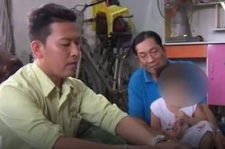 Bé trai bị buộc dây thun vào bộ phận sinh dục