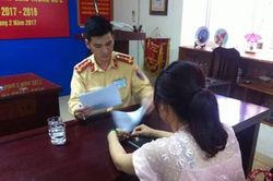 Xử phạt nữ lái xe, 1 trong 5 lái xe đi ngược chiều trên cầu Nhật Tân
