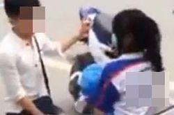 Chàng trai bị chê hèn khi quỳ gối xin công an không bắt xe