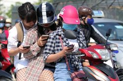 Dừng xe đèn đỏ, bấm điện thoại giữa đường