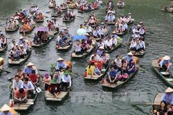 Hàng nghìn du khách dự Lễ hội truyền thống Tràng An, Ninh Bình