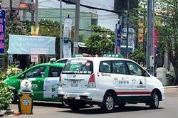 Taxi Mai Linh bị chặn đầu khóa đuôi, lái xe bị đánh nhập viện