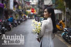Thiếu nữ Hà Nội đẹp lạ bên hoa loa kèn tháng tư