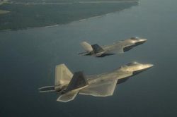 Phải chăng F-22 Raptor đang ngáng đường công danh F-35?