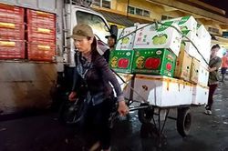 Nữ cửu vạn nhọc nhằn giữa chợ mưu sinh ngày nghỉ lễ