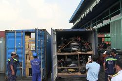 Phát hiện container chứa nhiều xe máy nhập lậu ở cảng Cát Lái