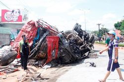 Xe tải chạy 105 km/h khi đối đầu ôtô khách khiến 13 người chết