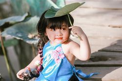'Tiểu thơ áo yếm' mũm mĩm dưới tán lá sen gây sốt