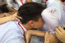 Học sinh cuối cấp ôm hôn nhau phản cảm trong ngày chia tay