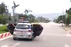 Tài xế kể lại giây phút mở bung hai cửa taxi đưa người đi cấp cứu