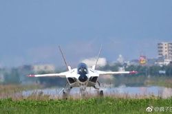 Ngắm 'hàng hiếm' máy bay tàng hình thế hệ thứ 5 của Nhật