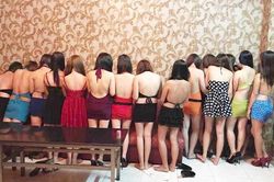 Đột kích nhà hàng có nữ tiếp viên mặc áo yếm, bikini