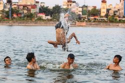 Bất chấp cảnh báo cấm bơi, dân đổ xô ra hồ Linh Đàm 'giải nhiệt'