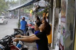 Hà Nội mưa sầm sập chấm dứt đợt nắng nóng kỷ lục