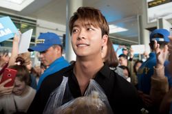 Fan Việt chào đón Kang Tae Oh và Go Kyung Pyo ở sân bay