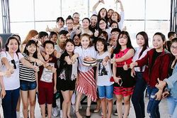 Chưa đến tuổi mới, Minh Hằng đã sung sướng nhận tới 5 cái bánh sinh nhật