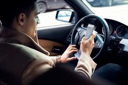 Sử dụng điện thoại khi chạy xe bị phạt bao nhiêu tiền?