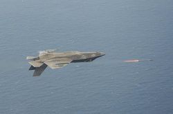 Tiêm kích F-35 phóng tên lửa trong trạng thái 'bay ngửa''