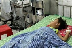Hai trẻ suýt mất mạng do uống nhầm rượu, dầu hỏa