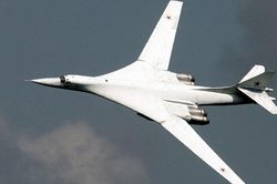 'Thiên nga trắng' Tu-160 Nga và máy bay chiến lược B-1B Mỹ: Ai mạnh hơn?