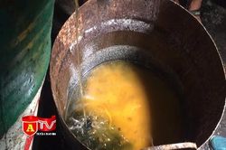 Hãi hùng với hơn 1 tấn mỡ 'bẩn' chứa trong thùng phi rỉ sét ở quận Hoàng Mai