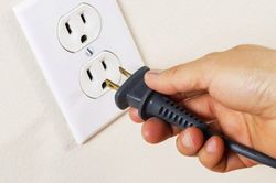 Rút phích cắm điện tivi có giúp tiết kiệm điện?